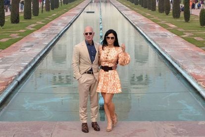 O dono da Amazon, Jeff Bezos, e sua namorada Lauren Sanchez, diante do Taj Mahal, na última quarta-feira, 21 de janeiro.