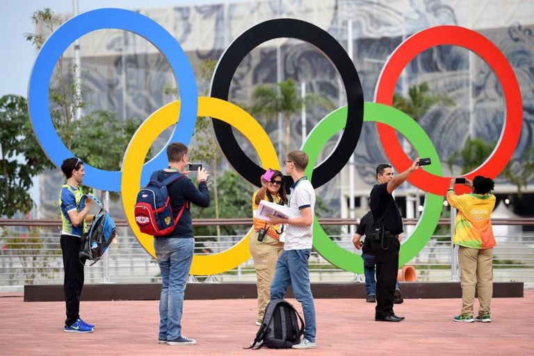 Pessoas tiram fotos no Parque Olímpico do Rio.