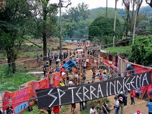 Os Indígenas da etnia Guarani Mbya ocupam a entrada do terreno onde construtora pretende construir torres residenciais.