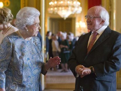 A rainha Elizabeth conversa com o presidente da Irlanda.