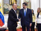 Nicolás Maduro (derecha) estrecha la mano a Serguéi Lavrov, este viernes en Caracas. 
