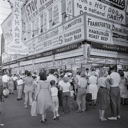 A popular lanchonete Nathan’s, próxima à orla marítima de Coney Island (Brooklyn), num dia muito concorrido de agosto de 1954.