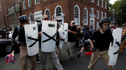 Membros de um grupo de supremacia branca este verão durante os distúrbios em Charlottesville.