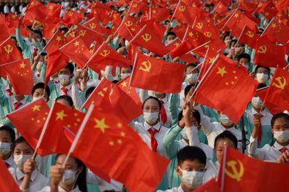 Estudantes participam da celebração do centenário do Partido Comunista da China, na praça Tiananmen, em Pequim.