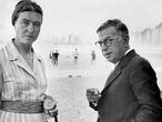 Simone de Beauvoir e Jean-Paul Sartre na praia de Copacabana, no Rio de Janeiro, em 1960.