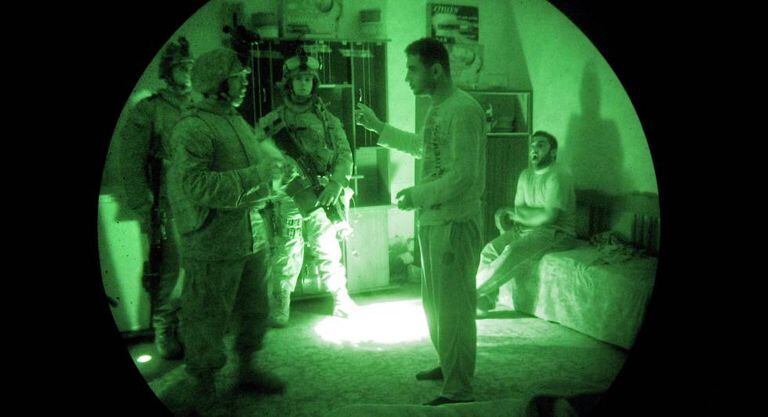 Marines norte-americanos interrogam um iraquiano em uma operação de busca de insurgentes.