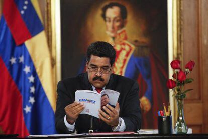 Maduro lê algumas das propostas de seu antecessor, Hugo Chávez.