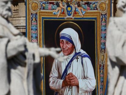 Um tapete com a imagem de Madre Teresa de Calcutá, neste domingo no Vaticano.