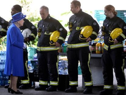 A rainha da Inglaterra Elizabeth II cumprimenta os bombeiros de Londres.