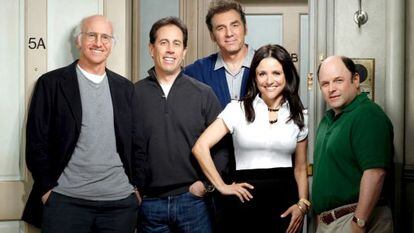 Se o elenco de 'Seinfeld' parecia vestir nada quando a série surgiu nos anos noventa, quando os atores se juntaram de novo há alguns anos em uma temporada de 'Larry David' (na imagem), eles já estavam a ponto de ser um novo ícone da modernidade.