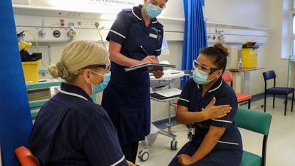 Enfermeiras ensaiam a distribuição da vacina no Hospital Universitário de Coventry (Reino Unido).