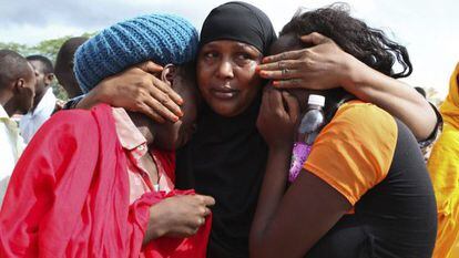 Estudantes resgatadas no quartel de Garissa (Quênia), um dia depois do atentado islâmico contra a universidade local.