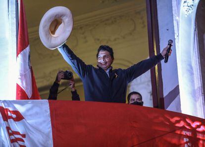 O candidato esquerdista à presidência do Peru, Pedro Castillo, cumprimenta seus seguidores da sacada da sede de seu partido, em 10 de junho de 2021