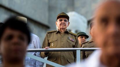 Raúl Castro assiste a um desfile em homenagem a seu falecido irmão Fidel Castro em Havana.