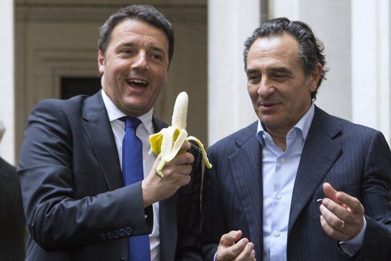 O premier Matteo Renzi e Cesare Prandelli, ténico da seleção italiana.