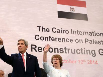 O secretário de Estado dos Estados Unidos, John Kerry, e a responsável de Política Exterior da UE, Catherine Ashton, na conferência de doadores para Gaza, no Cairo.