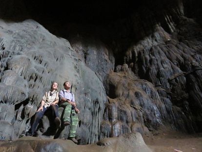 A zoóloga Alice Hughes e um colega em uma caverna habitada por morcegos.