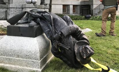 A estátua derrubada em Durham, nos EUA.