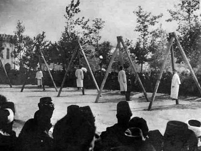 Imagem do Instituto-Museu do Genocídio Armênio, na qual se vê um grupo de armênios enforcados pelas forças otomanas em junho de 1915.