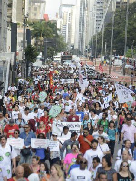 Professores de São Paulo protestam na Paulista.