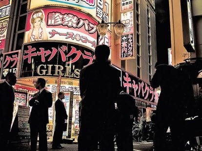 Vários membros da yakuza na entrada de um dos clubes em Kabukicho, considerado o mais importante distrito da luz vermelha no Japão.