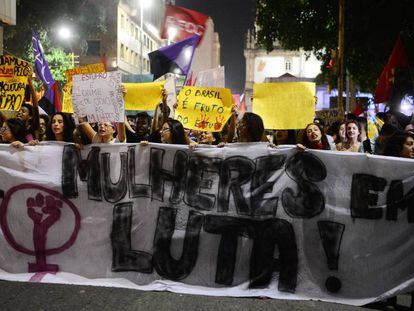 Mulheres protestam no Rio de Janeiro em 1 de junho.
