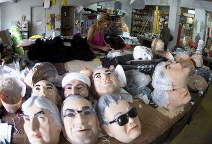 Delcídio Amaral, Eduardo Cunha e o japonês da Federal na fábrica de máscaras de Carnaval, no Rio.