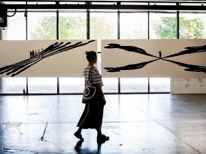 Uma pessoa caminha em frente às obras da série 'Dilatáveis', de Regina Silveira, na 34ª Bienal de Arte de São Paulo.