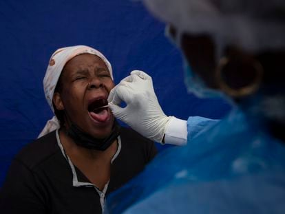 Uma mulher se submete a um exame de covid-19 num local de Soweto, na África do Sul, nesta quinta-feira.