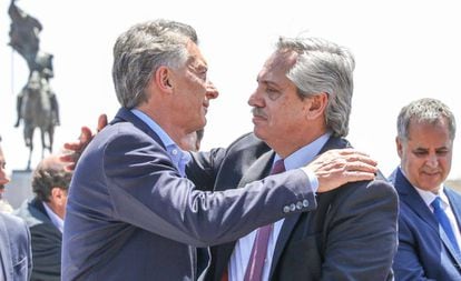 Mauricio Macri e Alberto Fernández se abraçam neste domingo depois de uma homilia na Basílica de Luján.