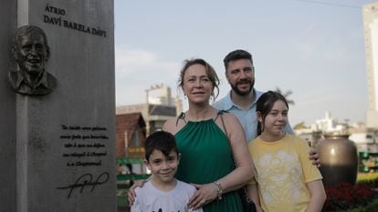 Vitor, Roze, Pablo e Júlia no átrio Davi Barela Dávi, em homenagem às vítimas do acidente.