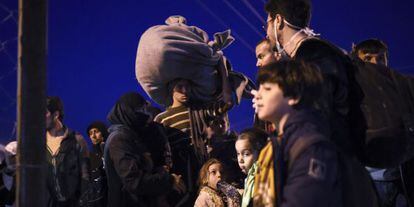Espera de refugiados para entrar na Sérvia.