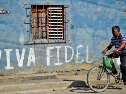 Uma parede pintada lembra Castro em uma rua de Cuba.