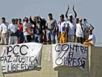 Miembros de la organización criminal Primer Comando de la Capital, durante una revuelta en una cárcel de São Paulo el pasado mayo.