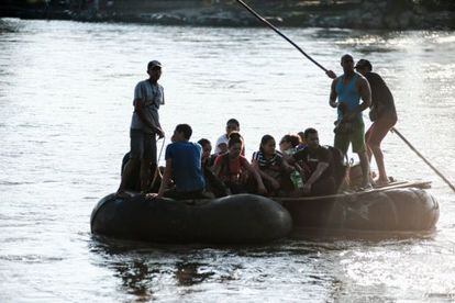 Grupo de cubanos cruza o rio Suchiate, ao sul de México.