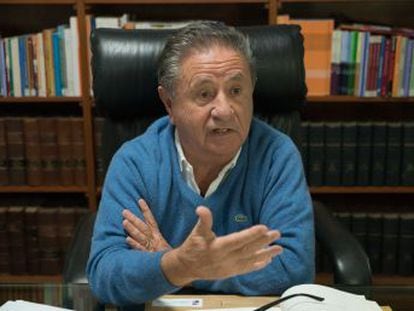 Eduardo Duhalde, uma das referências do peronismo, diz que um triunfo de seu partido nas legislativas espantará os investimentos