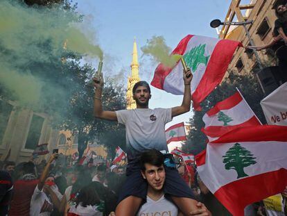 Manifestantes libaneses durante um protesto para exigir melhores condições de vida, nesta segunda-feira, em Beirute.