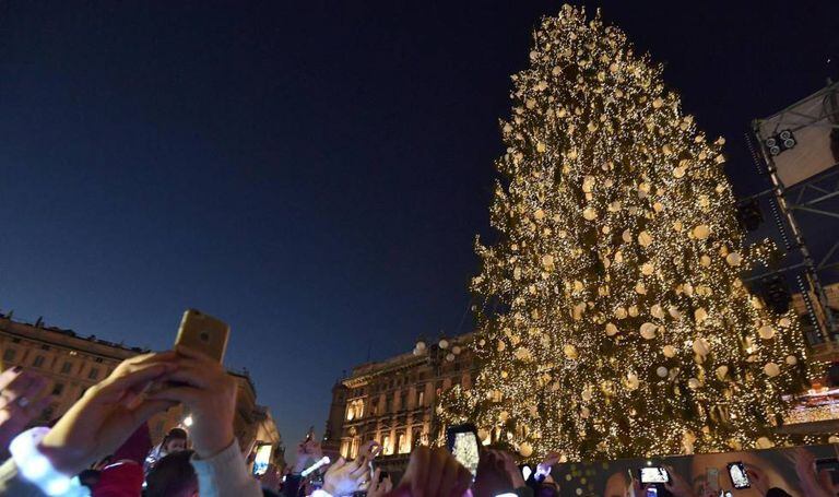 Árvore de Natal na Praça de Duomo, em Milão.