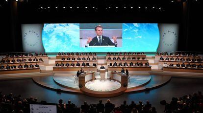 O presidente Emmanuel Macron em um ato público às vésperas da cúpula do clima em Paris