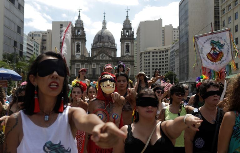 Feministas fazem a performance de "Um violador em seu caminho" no Rio de Janeiro.