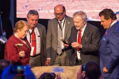 Michelle Bachelet (à esq.), presidenta do Chile, durante a inauguração do projeto do GMT.