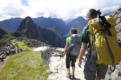 Para aqueles que viajam pela América do Sul, a visita à cidade inca de Machu Picchu é o clímax da rota. Com sua localização espetacular, é o mais famoso sítio arqueológico do continente. Na alta temporada, que vai do final de maio ao início de setembro, recebe um grande fluxo turístico, mas nem sequer os turistas conseguem ofuscar seu ar de grandeza e mistério. Os terraços cor de esmeralda, rodeados por picos e cordilheiras andinas, formam um espetáculo que supera o imaginável. Essa maravilha da engenharia suportou seis séculos de terremotos, invasores estrangeiros e condições climáticas adversas. Os conquistadores nunca chegaram a conhecer essa impressionante cidade antiga, que ficou quase esquecida até o início do século XX. O viajante pode descobri-la por si mesmo, passear até seus templos de pedra e subir até as alturas vertiginosas de Huayna Picchu.