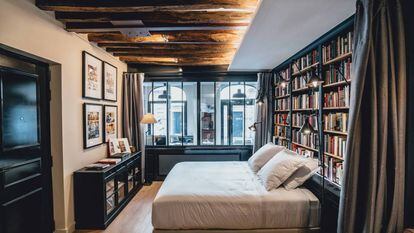 Interior de La Librairie, uma antiga livraria transformada em suíte no bairro parisiense do Marais.