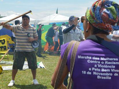 Manifestante a favor do impeachment ameaça mulher que participava de protesto em Brasília.