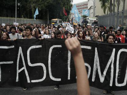Estudantes da Universidade Federal do Rio mobilizados contra a candidatura de Jair Bolsonaro.