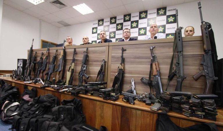 Arsenal apreendido em operação contra milícias no Rio em abril de 2018.
