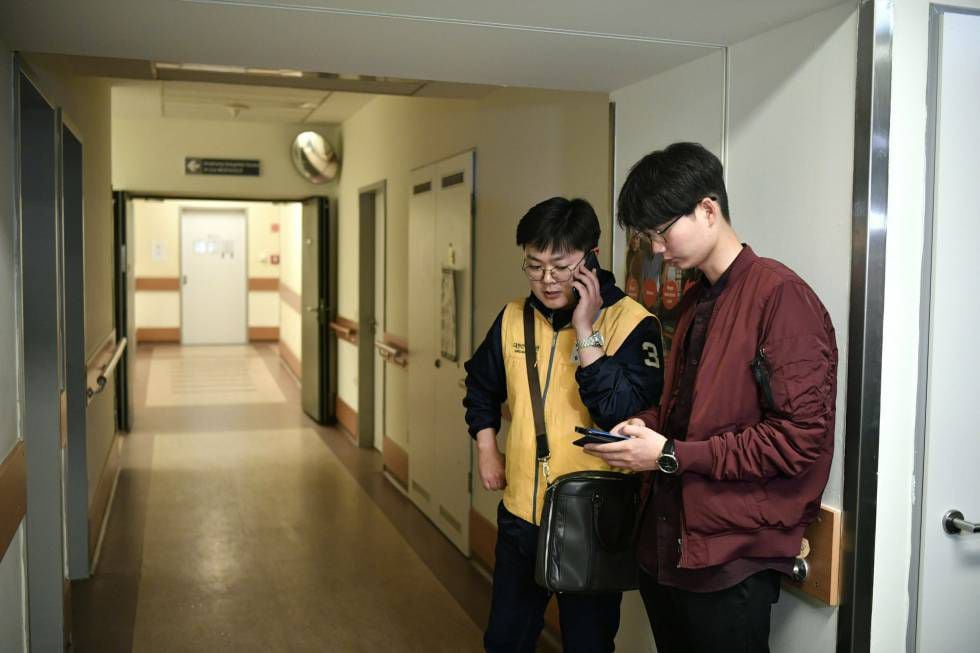 Funcionários da embaixada sul-coreana visita sobreviventes no hospital