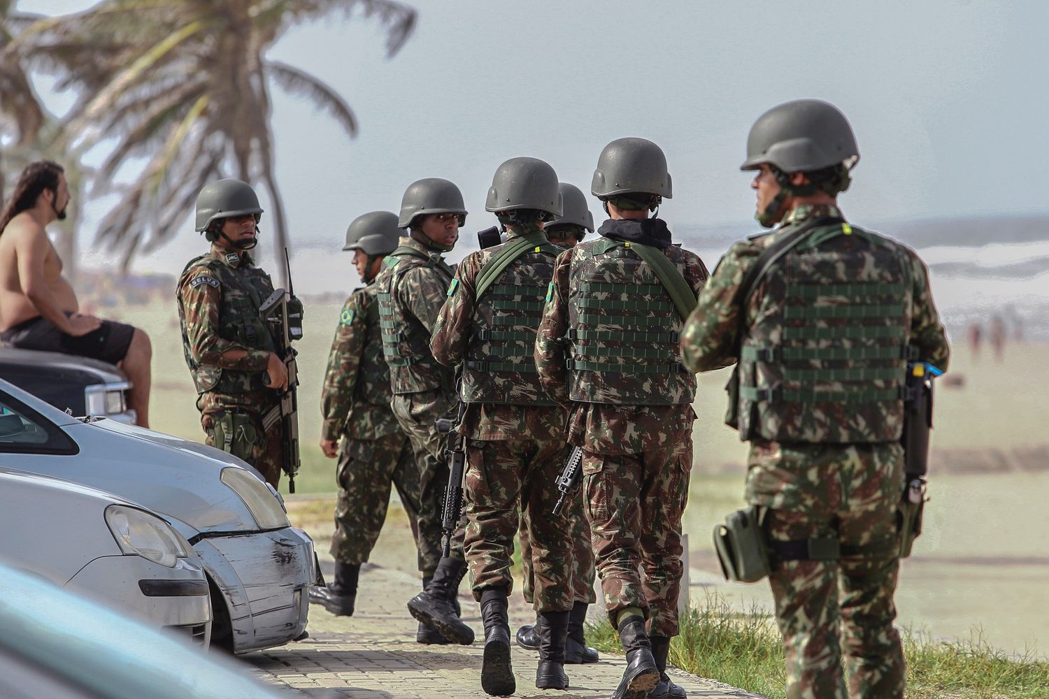 Soldados das Forças Armadas patrulham Fortaleza.