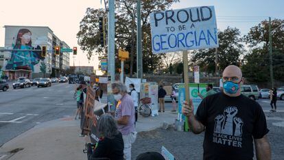 Morador de Atlanta em uma manifestação contra Donald Trump, nesta sexta-feira.