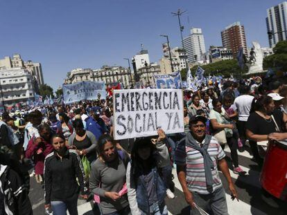 Marcha de centrais sindicais no centro de Buenos Aires em mar&ccedil;o. 